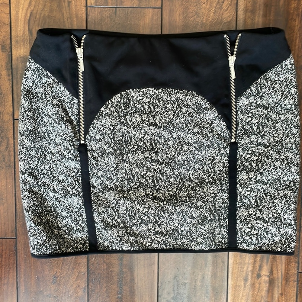 Mini skirt with zipper details